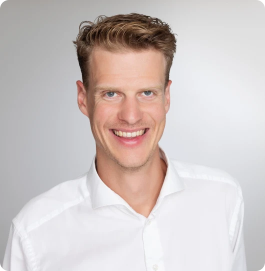 Portrait of Torbjørn Bull Jenssen, K33 CEO, smiling confidently.